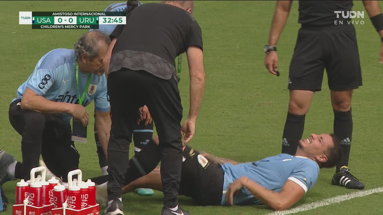 ¡No puede más! Uruguay pierde al defensa Giménez por lesión