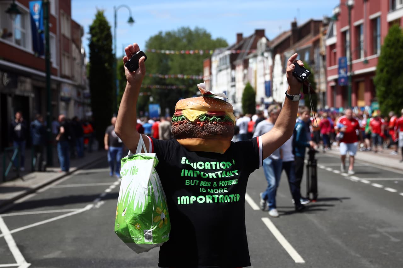 Esta fan de Gales se llevó su máscara de hamburguesa.