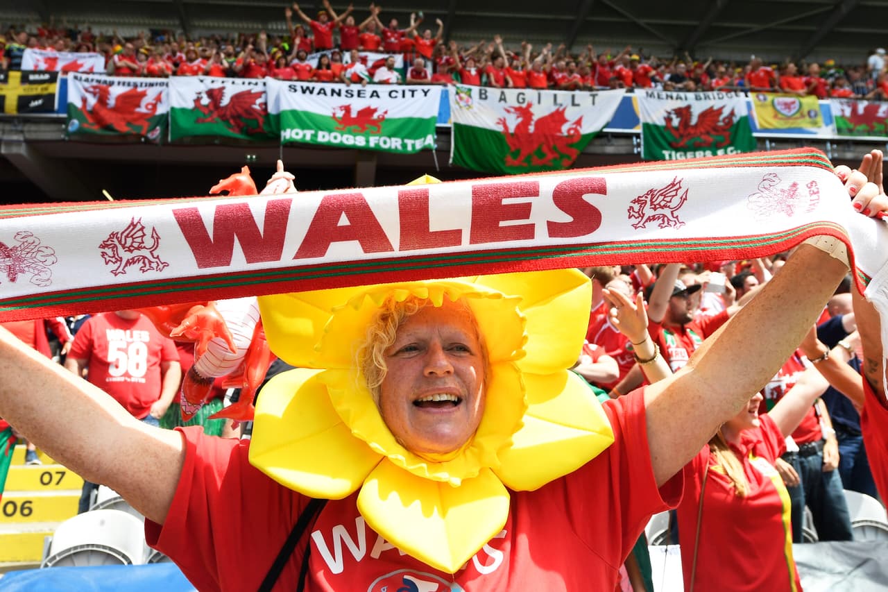 Disfrazada de narcisco, la flor nacional de Gales.