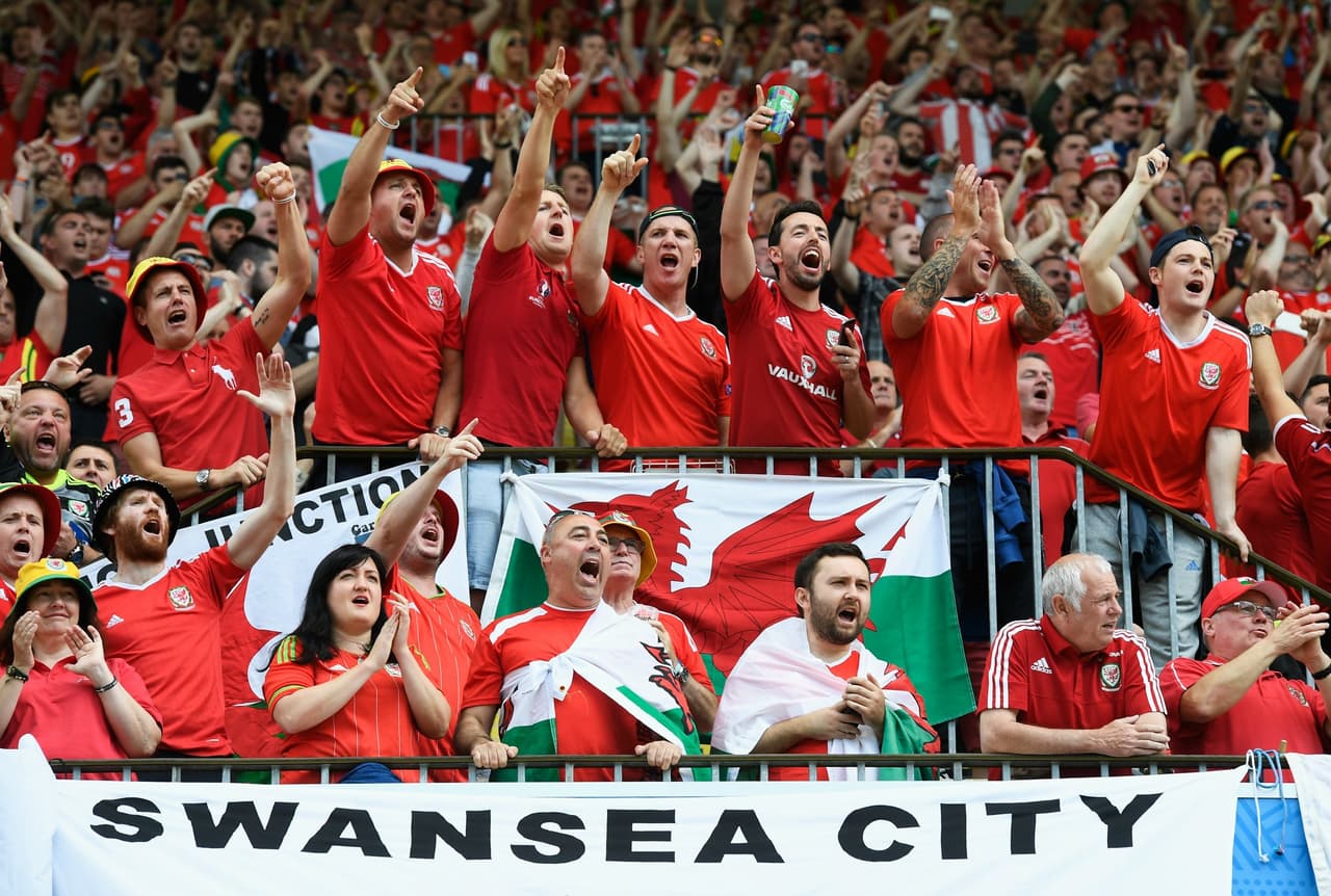 El estadio Bollaert-Delelis en el centro de Lens repleto de fans.