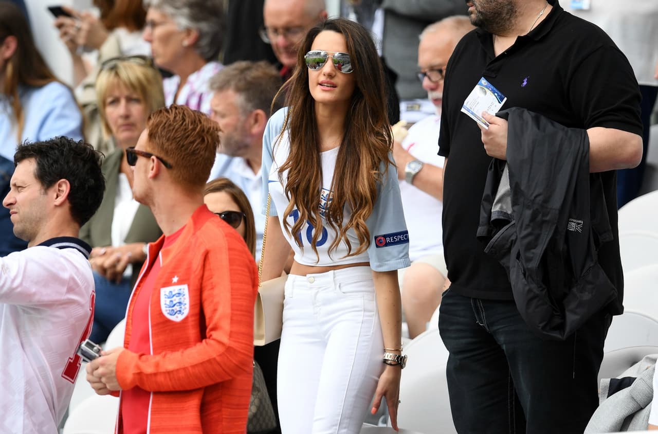 En la tribuna vimos a Adriana Michael, compañera del jugador de Inglaterra, Jack Wilshere.