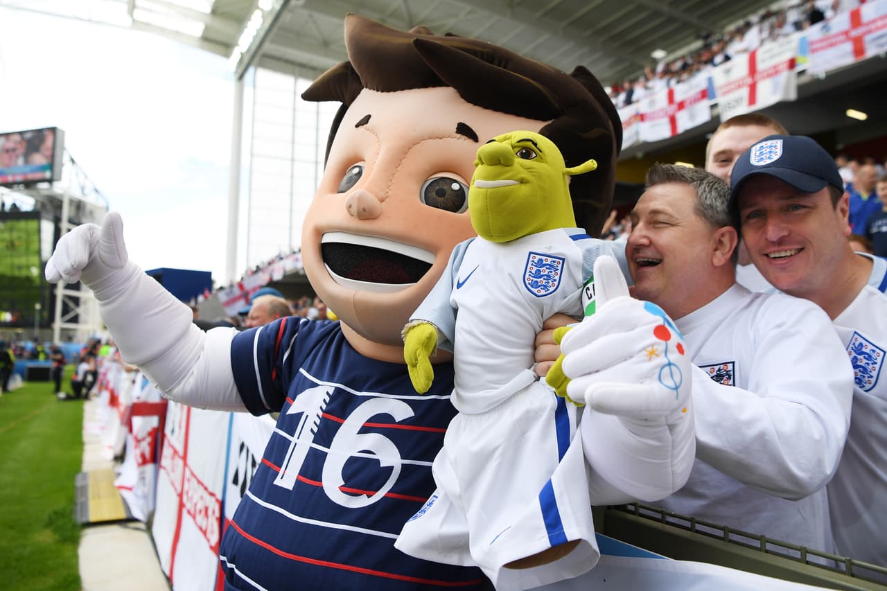 La mascota de la Eurocopa "Super Victor", disfrutando del ambiente.