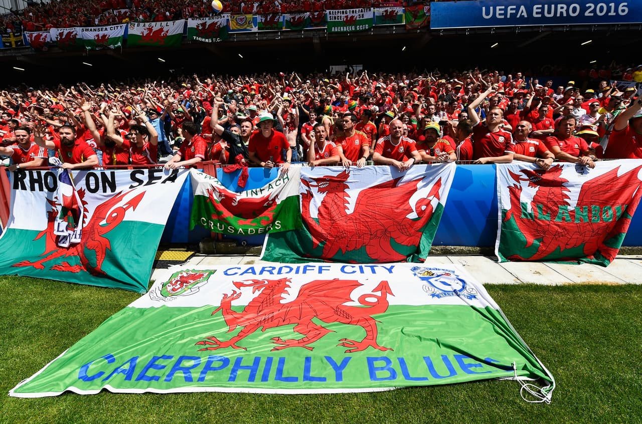 Miles de banderas de todas las provincias de Gales, aquí se ve la de Cardif, capital del país.