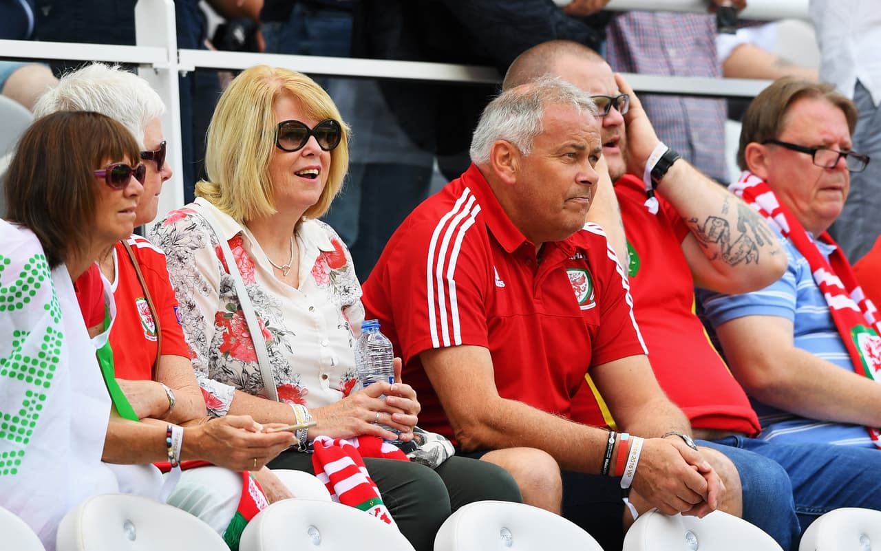 Los padres de galés Gareth Bale, Frank y Debbie, apoyando a su selección e hijo.
