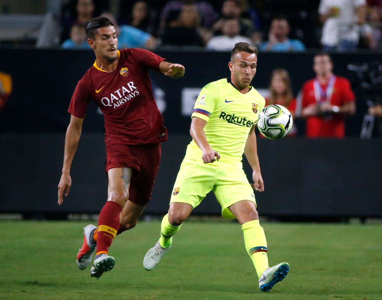 Otro de los refuerzos de Barcelona en cancha fue el brasileño Arthur, que no pudo contener a Roma en el primer tiempo.