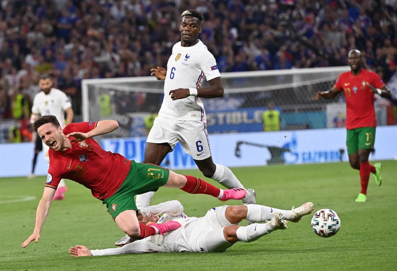 Francia y Portugal se llevan empate 2-2 y ambos consiguen su pase a Octavos en la Euro 2020. Cristiano Ronaldo anotó doblete (31' y 60'), ambos penaltis a favor de los portugueses, mientras que para Francia descontó Karim Benzema al 45+2' y al minuto 47 del encuentro. El 'Bicho' logra 109 anotaciones con selección, único en el mundo.
