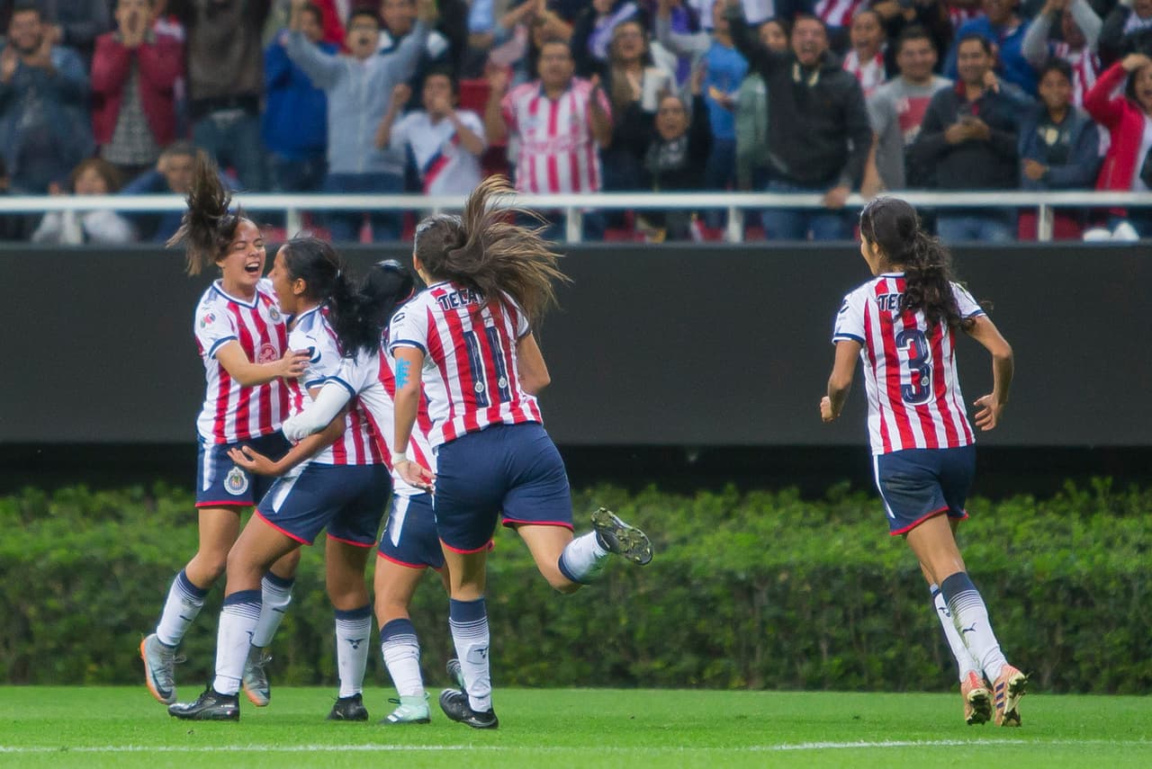 Por supuesto que el festejo fue en grande. Chivas se acercaba en el marcador y estaba de lleno en el encuentro.