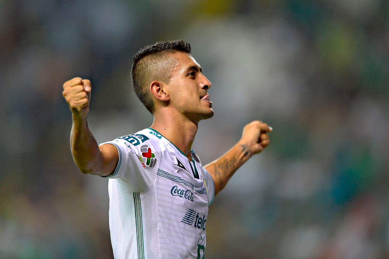 Elías Hernández – Fue el mejor jugador del León en el Clausura 2016 donde marcó cinco goles y dio varias asistencias en el club del Bajío que fue tercero general, por eso sorprendió que no fuera llamado a la Copa América. Es un volante con visión, mucha gambeta y buen remate a portería que merece estar en la selección.