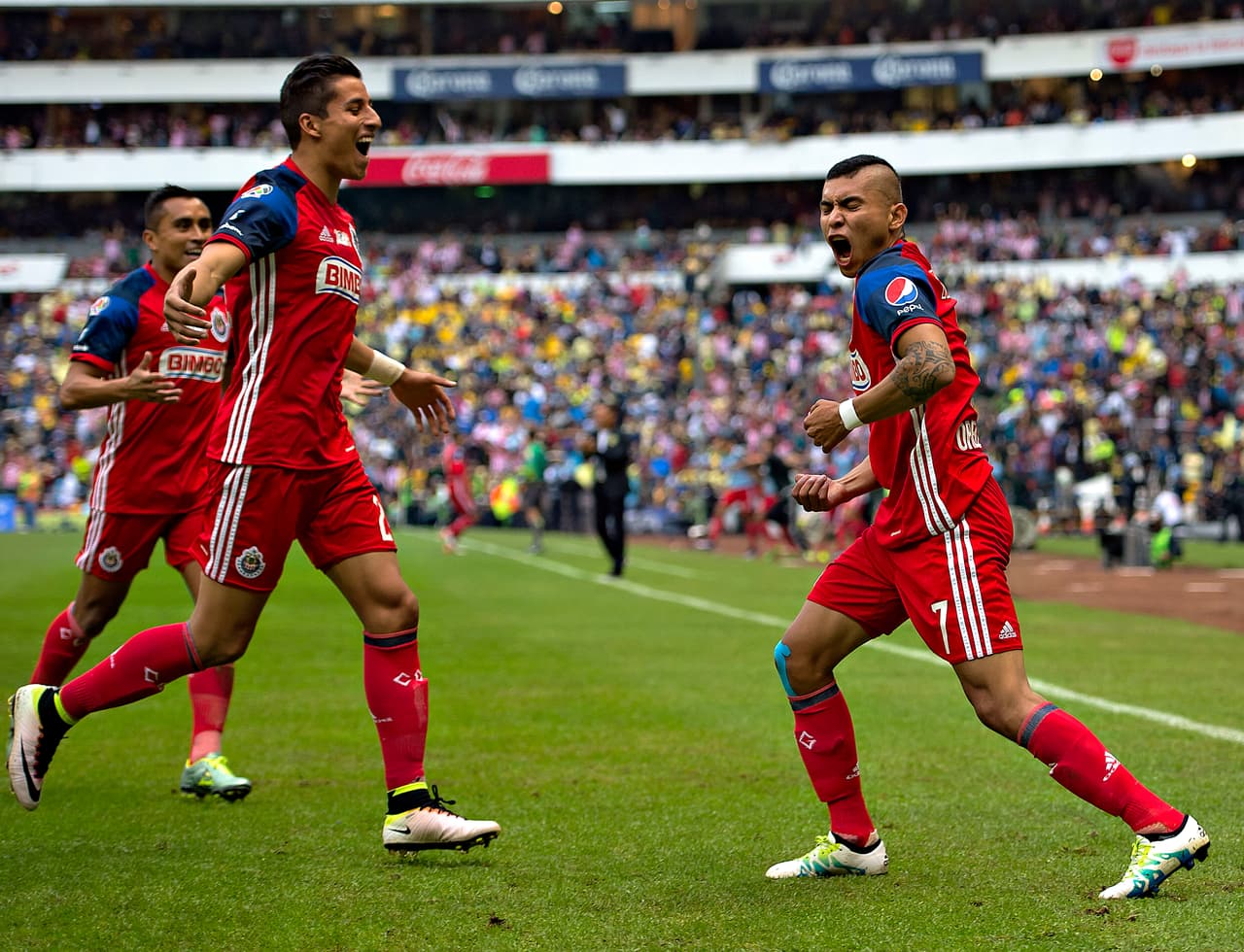 Orbelín Pineda – En Chivas ha pasado por todas las posiciones del medio campo hasta que Almeyda le encontró su sitio como recuperador. Es un volante incansable con desequilibrio, buen toque y mucho gol que ha ido en ascenso desde que estaba en Gallos. Podría ser una buena apuesta para refrescar la medular del Tricolor.