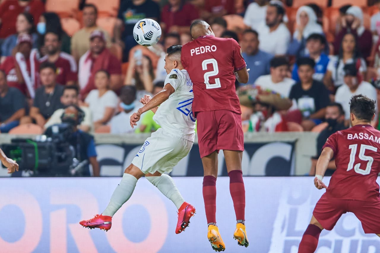 las anotaciones de Homan Ahmed y Abdelaziz Hatem le dan la victoria a Qatar 2-0 sobre Honduras y aseguran el liderato de su grupo.