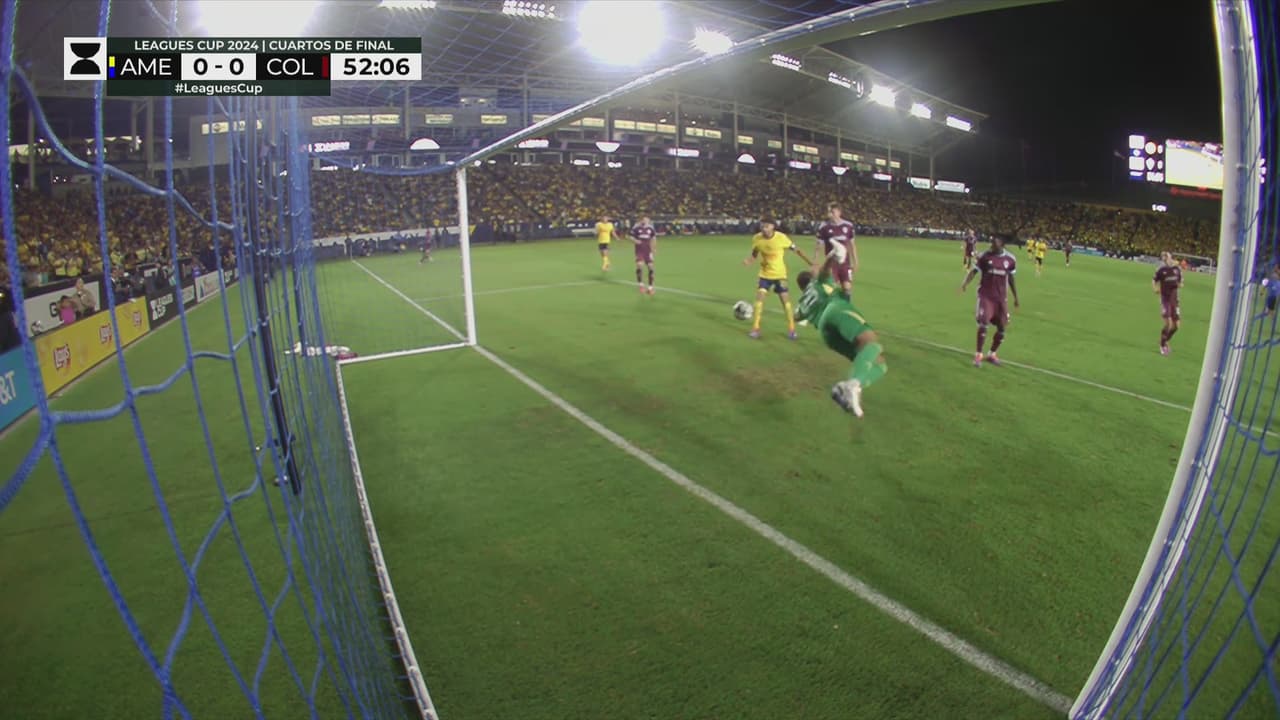 ¡Atajadón de Steffen evita el primer tanto de América en cabezazo de Valdés!