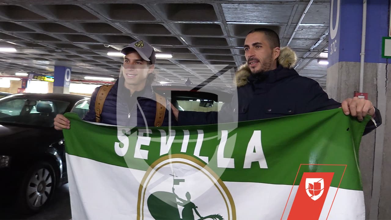 Incluso ya en la zona de estacionamiento, Lainez siguió siendo abordado por aficionados del Real Betis Balompié.