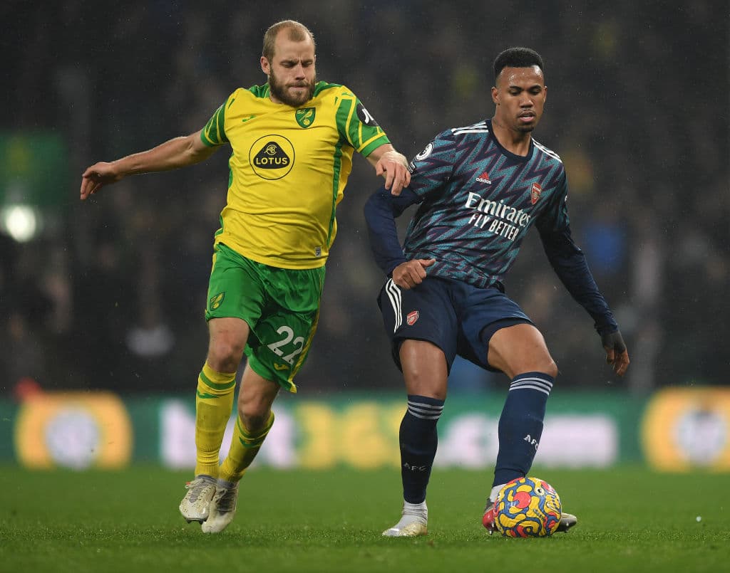 Manchester City goleo 6-3 al Leicester, Arsenal pasa por encima del Norwich City 3-0, Tottenham también golea 3-0 al Crystal Palace y el Southampton consigue apretada victoria de visita 2-3 sobre el West Ham United.