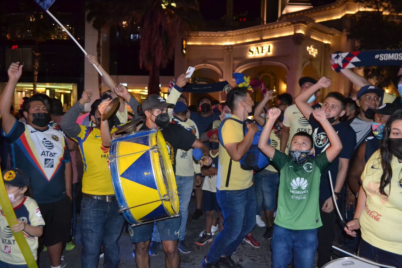 En vísperas de la final de la Concacaf Liga de Campeones donde las Águilas del América enfrentarán a Rayados de Monterrey, al rededor de 250 aficionados se dieron cita a las afueras del hotel de concentración del conjunto azulcrema. Los fans americanistas comenzaron a tocar tambores, cantar porras y encendieron bombas de humo cuando el equipo arribó a las instalaciones.