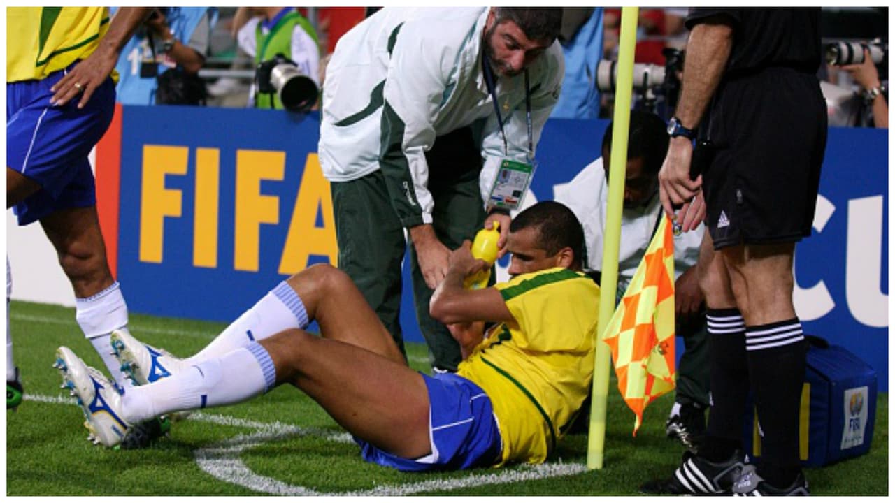 Por polémica, aquella Copa del Mundo no paró. En un Brasil-Turquía de fase de grupos, Rivaldo simuló haber sido víctima de un ataque a mano armada al sentir el suave roce del balón.
