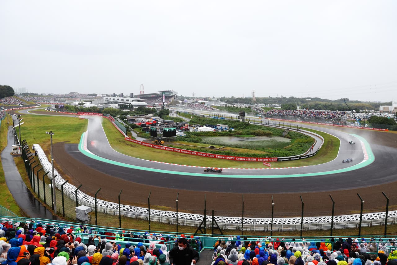La fuerte lluvia hizo de las suyas en el circuito de Suzuka correspondiente al Gran Premio de Japón, lo que obligó a aplazar la carrera luego de apenas tres vueltas recorridas sin que haya un estimado de tiempo para reanudar la carrera.
