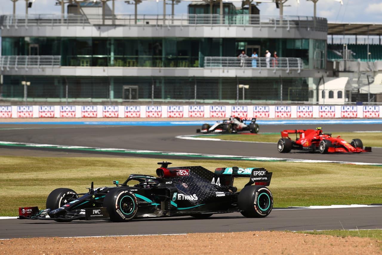 Lewis Hamilton gana en Silverstone con llanta rota