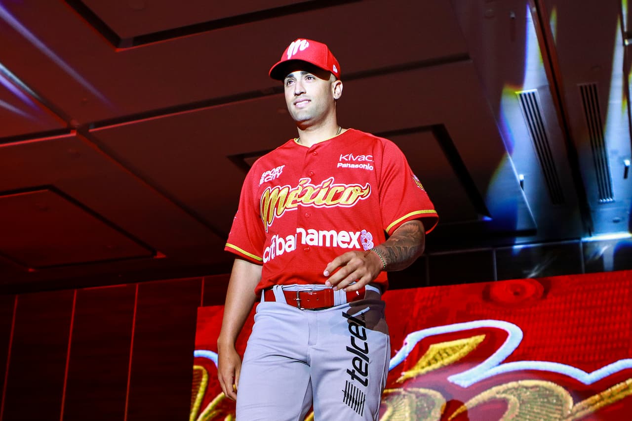 Otro de los uniformes de local es este que modeló Miguel Ojeda jr., con las letras de Diablos en dorado.