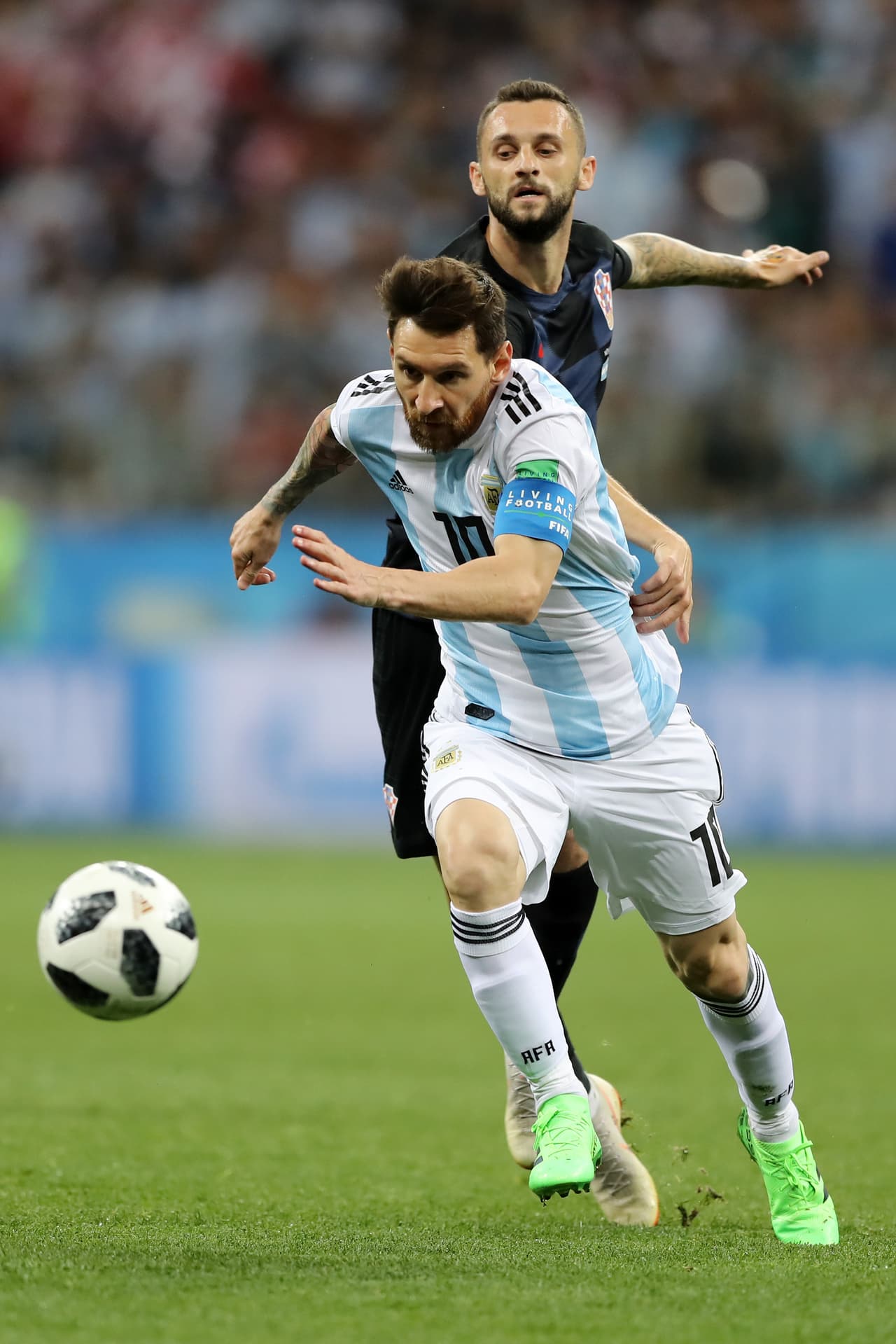 Enjundioso, Messi trató de impulsar a su equipo al enfrente, mientras la marca de los contenciones croatas era dura.