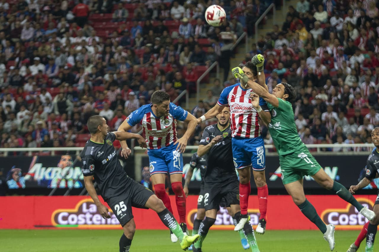 El equipo visitante estuvo encima en la parte complementaria pero los defensores y el arquero rojiblancoso muy atentos.