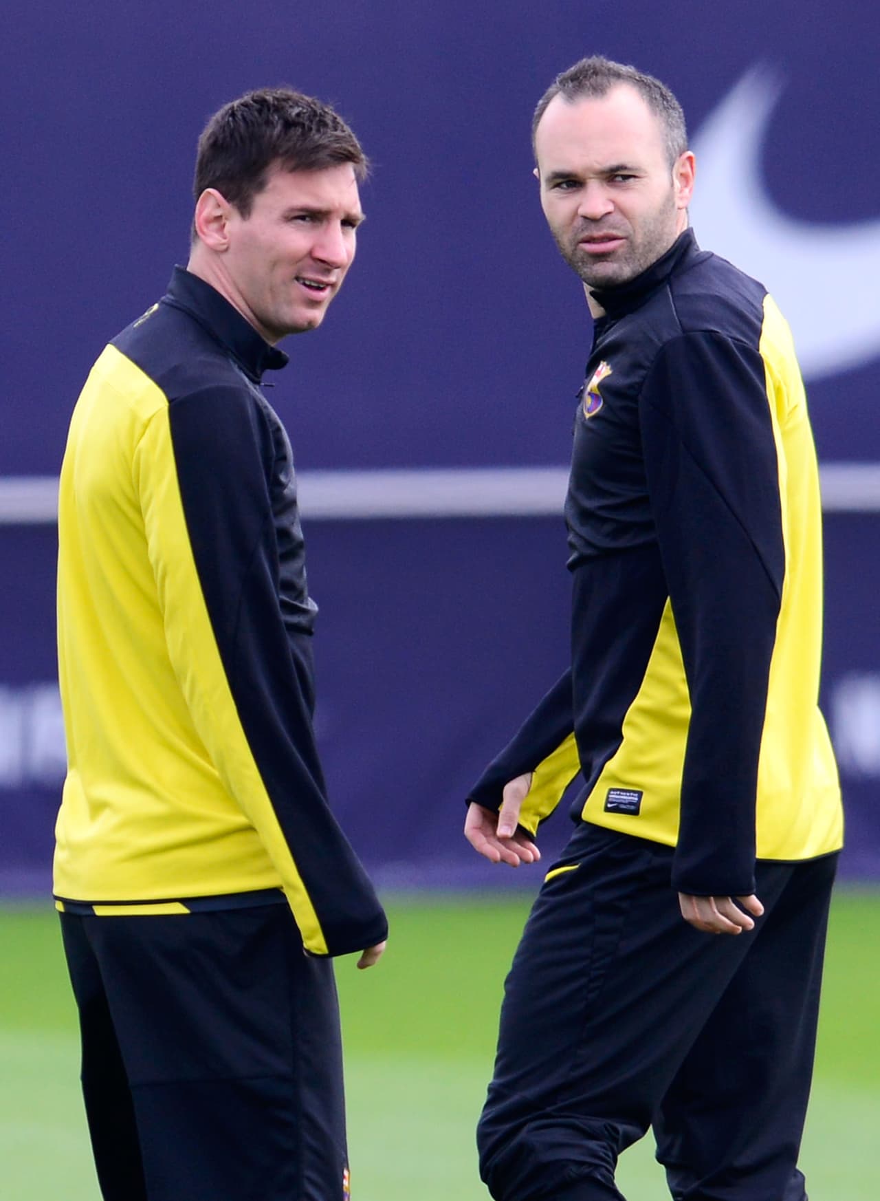 Iniesta ve a Messi titular en el derby