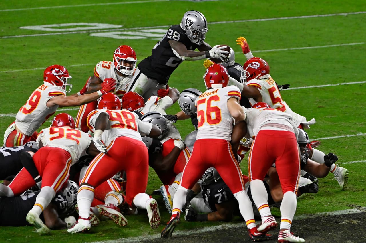 Con menos de dos minutos en el reloj, los Chiefs consiguen el touchdown de la victoria y se vengan de los Raiders al imponerse 35-31.