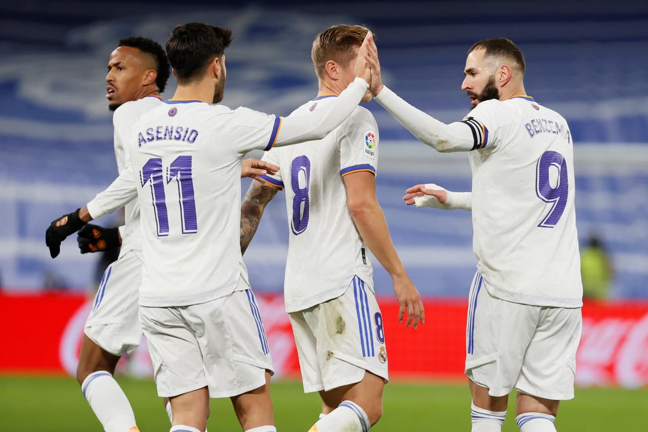 Real Madrid derrota al Sevilla 2-1 con anotaciones de Karim Benzema y Vinicius Jr durante la J15 en La Liga. El único tanto por parte del equipo visitante fue de Rafa Mir al inicio del encuentro. El equipo merengue es líder de la tabla.