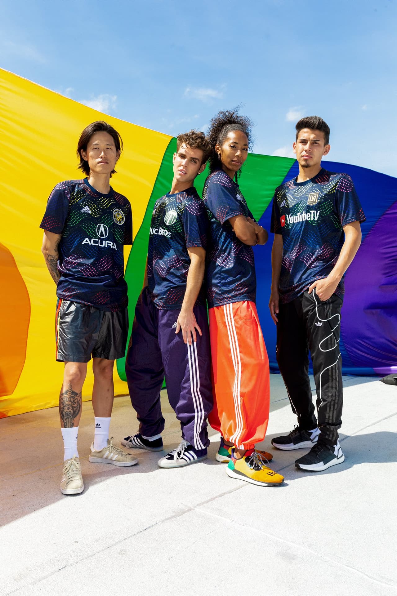 Como parte de la iniciativa 'Soccer For All', que busca la inclusión de todas las personas en el fútbol, la MLS ya ha dado a conocer algunas de las playeras de calentamiento que usarán los equipos la próxima semana en la Noche del Orgullo. Además, los dorsales de los jerseys de compeyencia tendrán los colores de la bandera de la comunidad LGBTI.