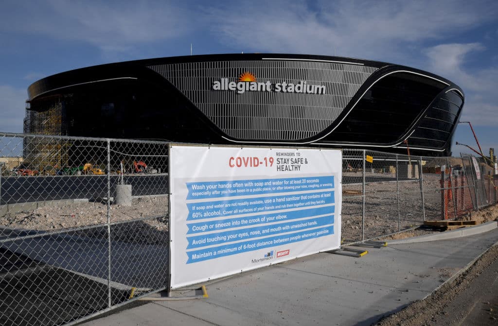 El Allegiant Stadium, nueva casa de Las Vegas Raiders, recibe los últimos detalles para ser estrenado la siguiente temporada de la NFL.