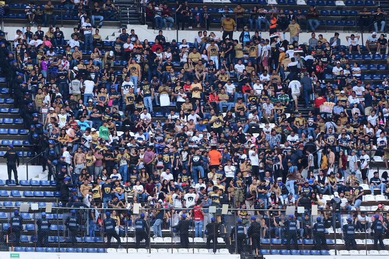 Los fanáticos de Cruz Azul y Pumas listos para el juego en el Estadio Azteca por la Jornada 15 del 
<a href="https://www.univision.com/deportes/futbol/liga-mx/*">Clausura 2019</a>.