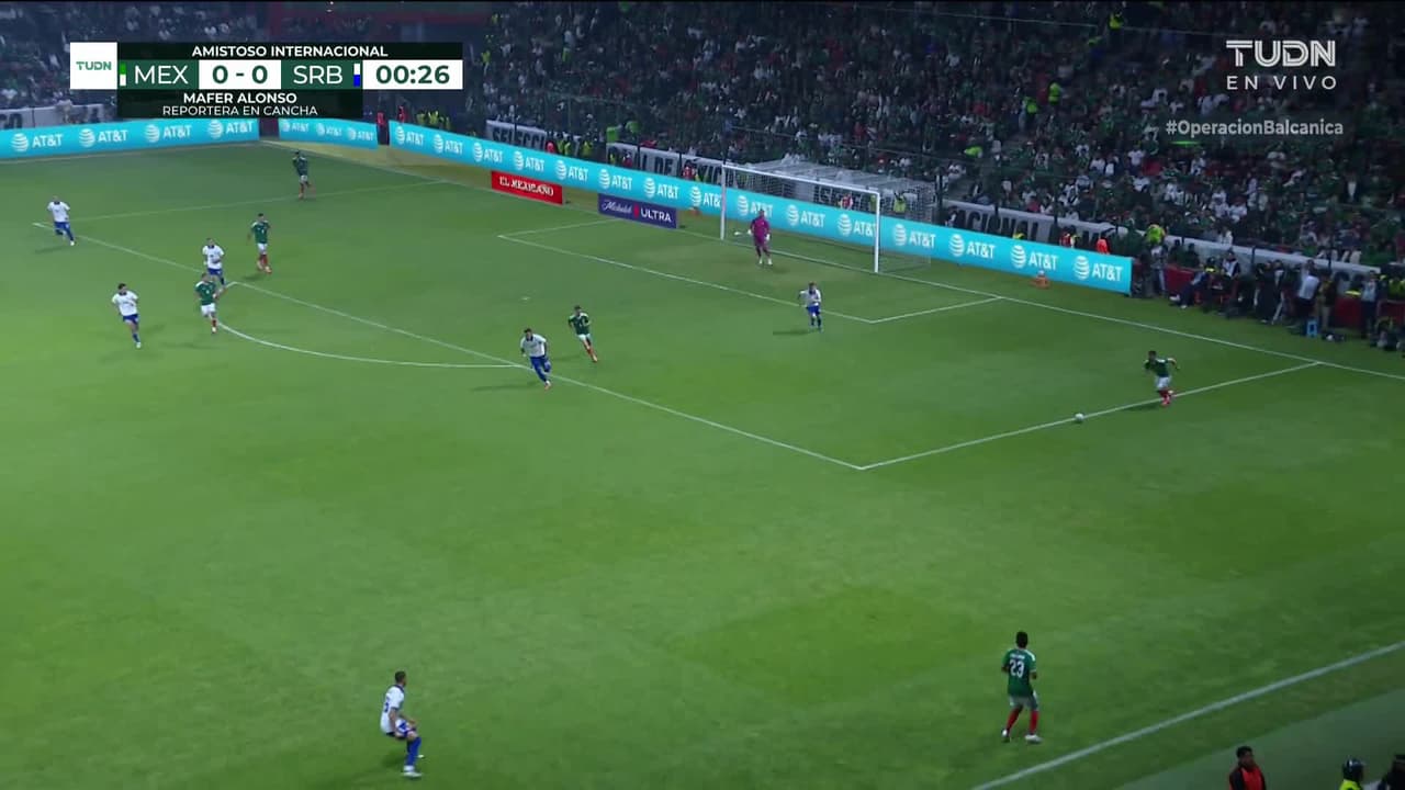 Arranca el partido y la pelota está en juego.