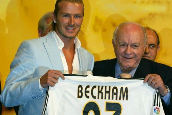 El inglés David Beckham fue una de las contrataciones más sonadas del Real Madrid, el "spiceboy" le costó a los blancos 25 millones de euros.