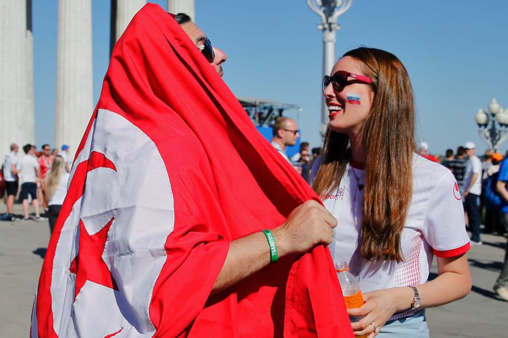 Aficionados tanto tunecinos como ingleses acudiendo al llamado de sus selecciones en el debut mundialista para ambas. No cabe duda que estaban empezando a pasarla muy bien en Volgograd.