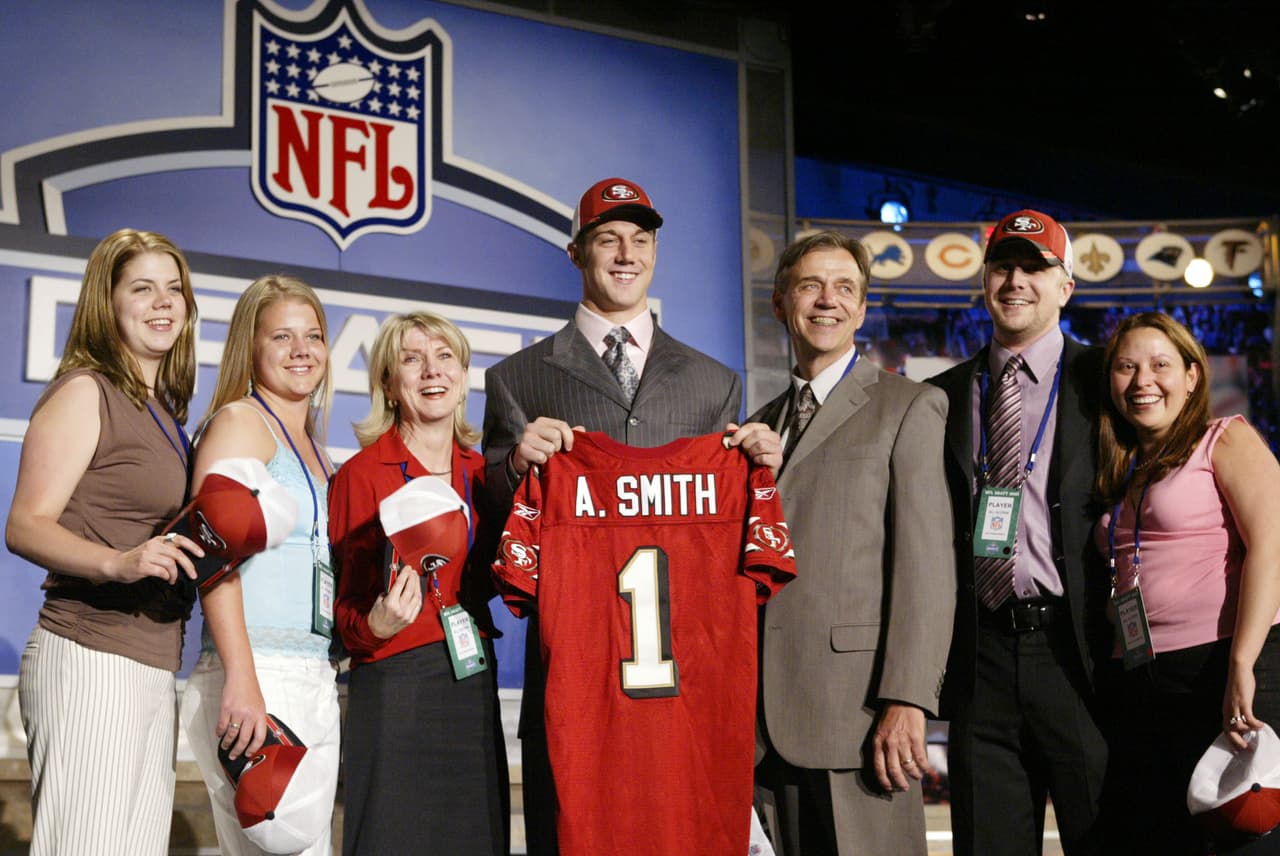 2005 ALEX SMITH | QB Utah - 
<b>San Francisco 49ers</b>
<br>
<br>Alex Smith, al centro, un mariscal de campo de Utah, se encuentra con amigos y familiares luego de ser seleccionado como el elegido #1 por los San Francisco 49ers en el Draft de la NFL 2005 en Nueva York el sábado 23 de abril de 2005.
