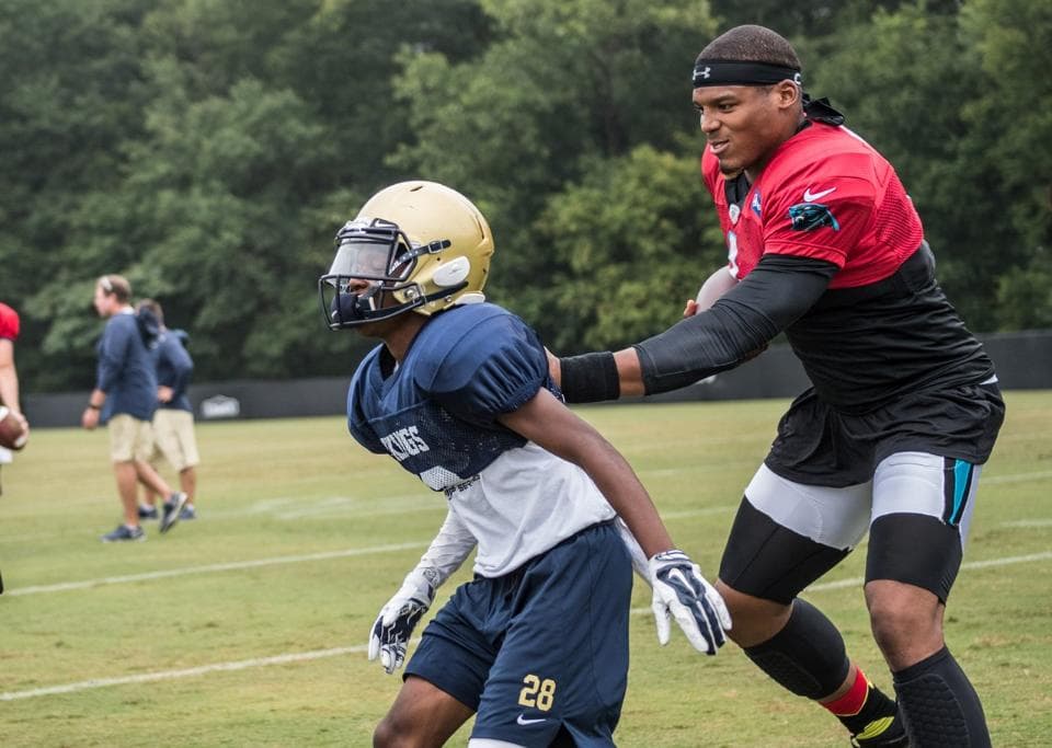 Diversión, aprendizaje, emoción, conviviencia y retroalimentación, los ingredientes principales de la inusual práctica de los Panthers con chicos de preparatoria de Carolina del Sur. Checa las mejores imágenes.