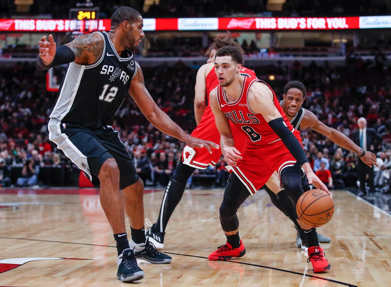 <b>San Antonio 108-107 Chicago</b>. LaMarcus Aldridge anotó 11 de sus 20 puntos en el último cuarto para guiar a Spurs (10-10) a vencer a los Bulls (5-16) en United Center, por quienes Zach LaVine tuvo 28.