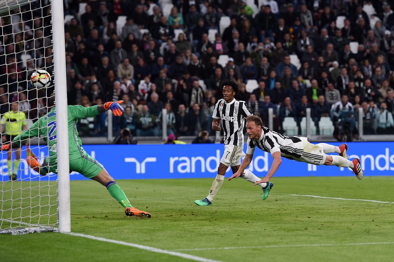 De nuevo un pase de Douglas Costa fue aprovechado por un jugador de Juventus al minuto 15 del segundo tiempo para alargar la ventaja.