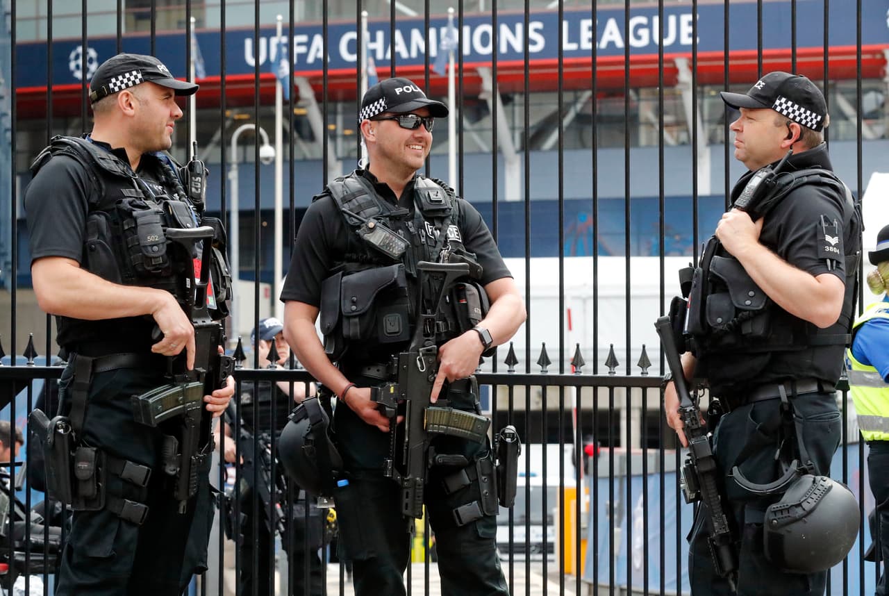 Como era de esperarse, el pie de fuerza en la capital galesa presente en sus calles para mantener el orden y el control en cuanto a seguridad se refiere.