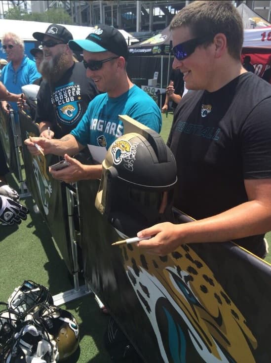 Día Internacional de Star Wars y los fans de la NFL y de la exitosa película nos enseñan sus mejores disfraces para que "la fuerza los acompañe" durante los partidos.