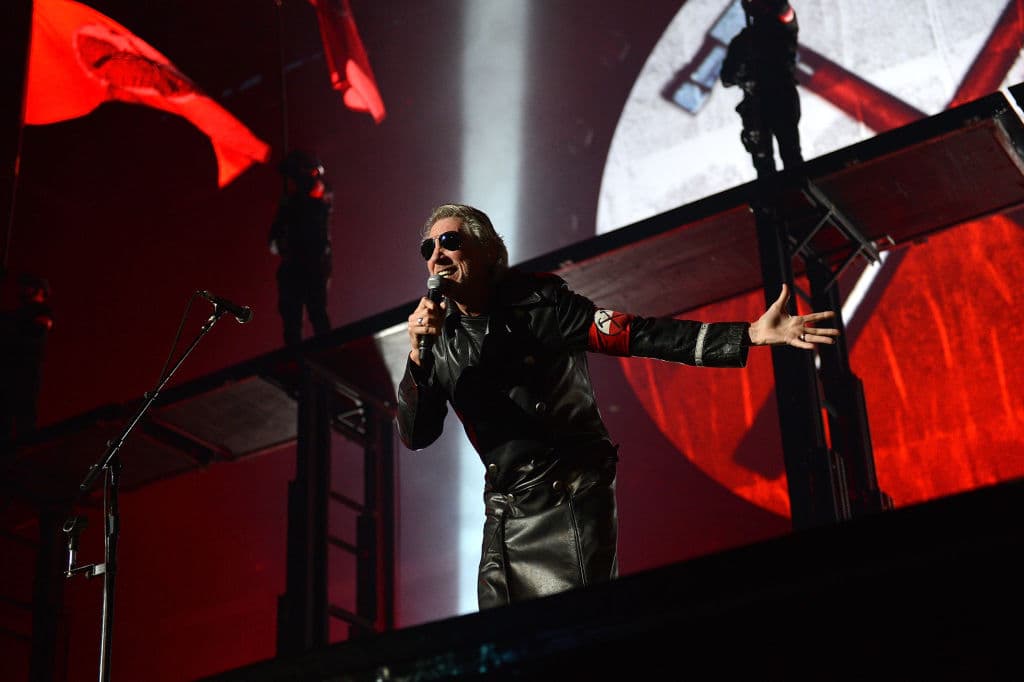 La canción viene con un trasfondo inquietante pero esperanzador ya que la canción termina con la letra, "No me digas que no hay ninguna esperanza. Juntos permaneceremos, divididos caeremos".