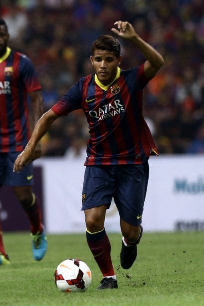 Hace cinco años Jonathan dos Santos debutó con los catalanes, desde ese entonces, sus convocatorias con el primer equipo han sido casi nulas. Incluso, hace una temporada estuvo a punto de salir de la institución pero insistió en luchar por un lugar en el cuadro catalán. Es momento para que el menor de los Dos Santos busque otro equipo.