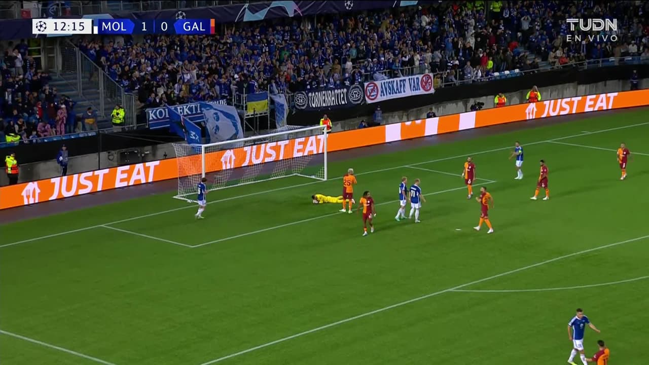 ¡TIRO ATAJADO! disparo por Magnus Eikrem.