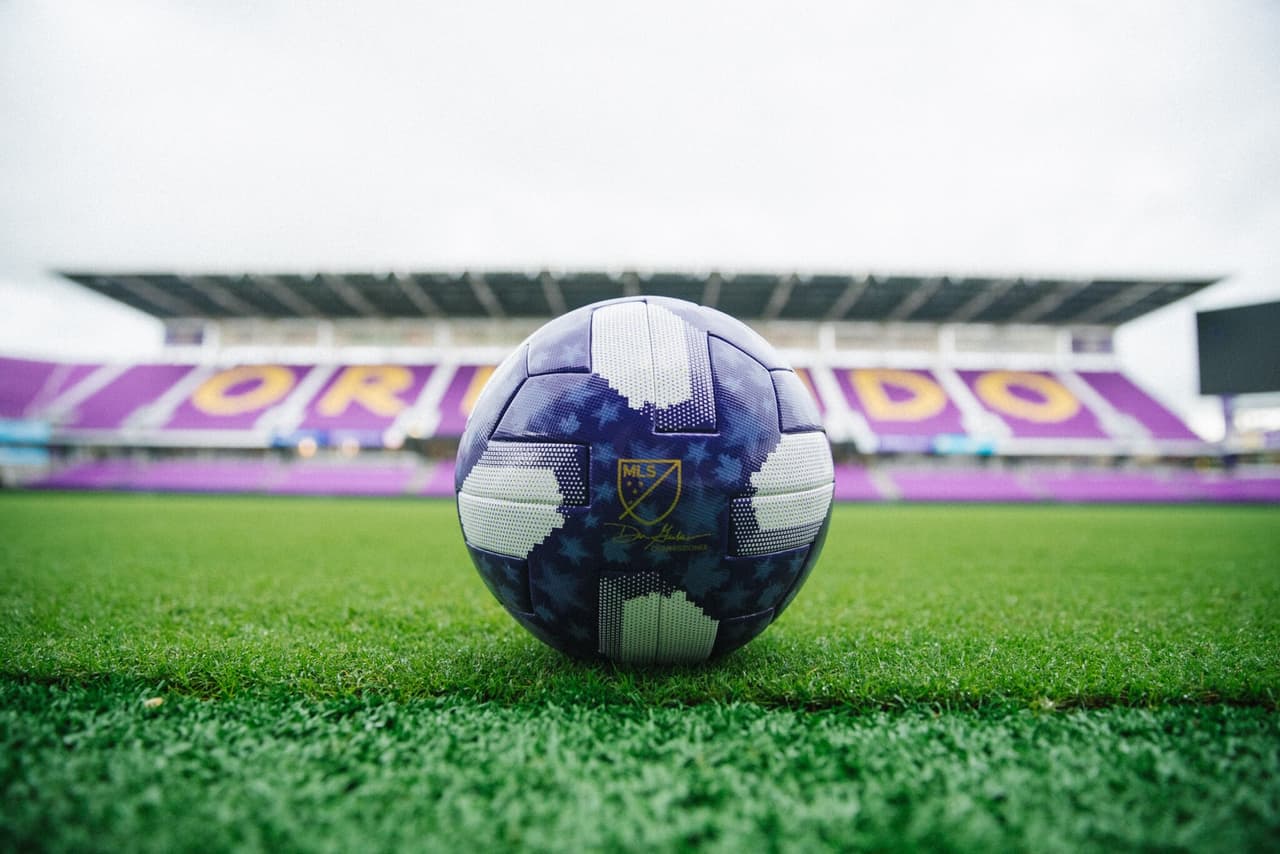 Como es costumbre, el partido contará con un balón especial, también presentado el lunes.