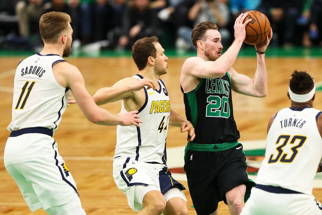 Gordon Hayward de los Celtics ataca el aro entre tres jugadores de los Pacers en el tercer cuarto que fue el factor que definió el partido, pues mientras Boston se destapó con 26 unidades, Indiana apenas sumó ocho en ese lapso.