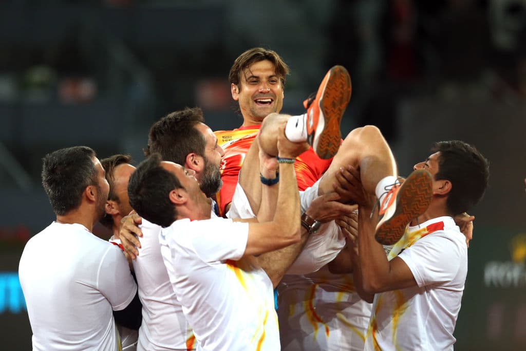 Este miércoles 8 de mayo de 2019 el tenista español David Ferrer se despidió oficialmente del tenis. El nacido en Alicante ganó 27 torneos a lo largo de su carrera, le fue esquivo un Grand Slam al quedarse en la Final del Abierto de Francia de 2013. Se apoderó con España de tres títulos de Copa Davis y será recordado como una de las raquetas más competitivas y profesionales de las últimas dos décadas. Ganó el 66.1 por ciento de sus matches. Estas son las imágenes de su último juego como profesional ante Alex Zverev en el Abierto de Madrid.