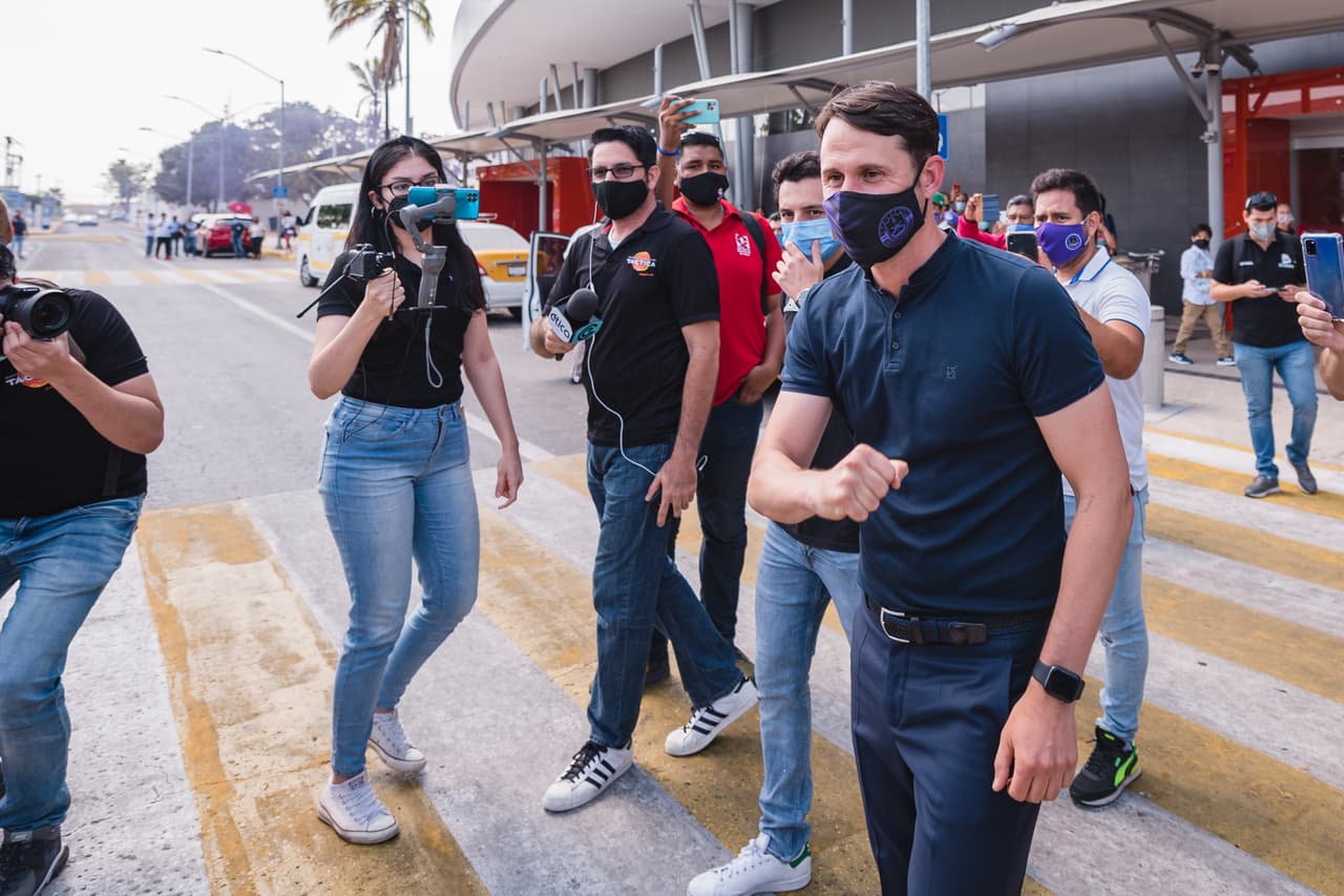 La afición de Mazatlán le da una cálida bienvenida a el nuevo entrenador de sus filas, Beñat San José.