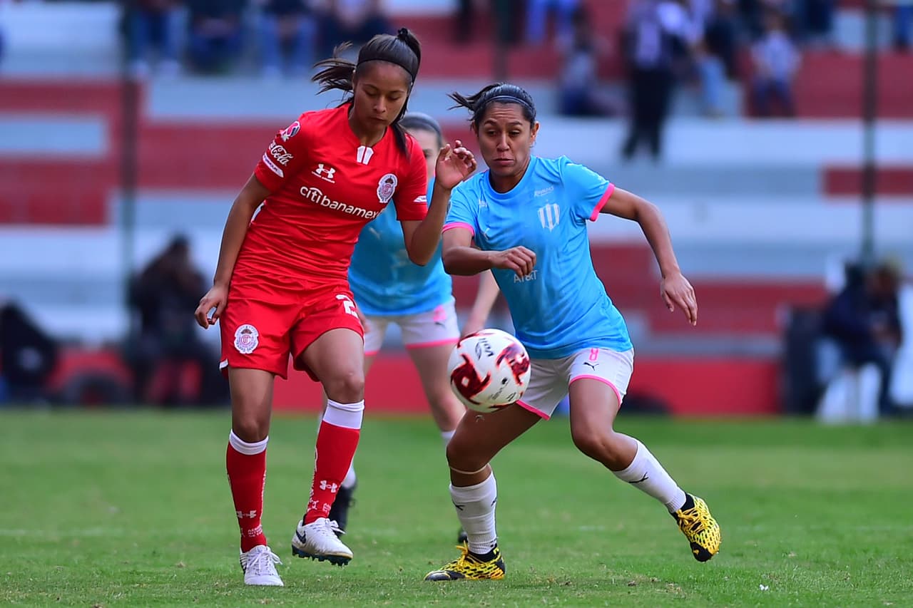 Con goles de Desiree Monsiváis, Rayadas venció, no sin sufrir al final 1-2 a las Diablitas del Toluca, en la Bombonera, Karla Saavedra descontó para las locales.