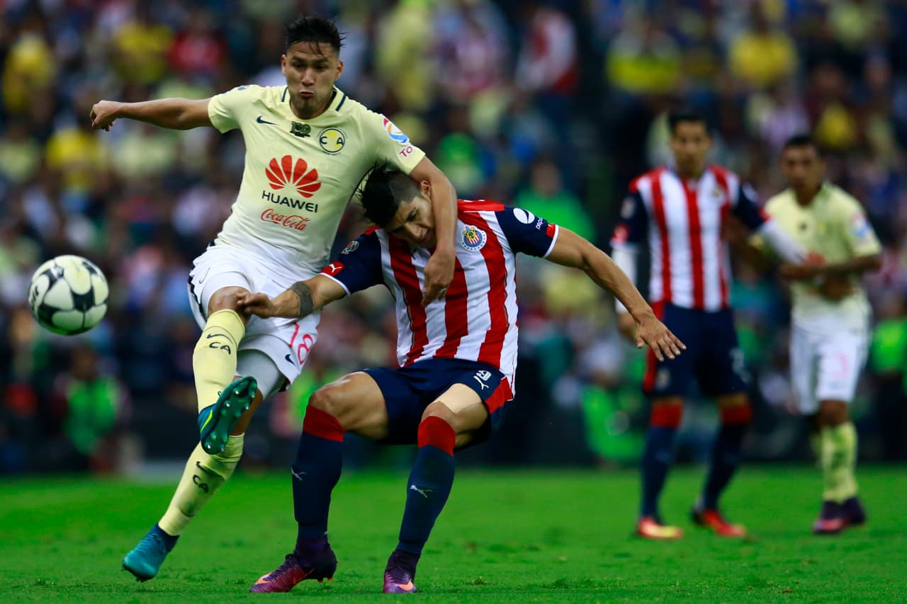 América trató de frenar el impulso de Chivas, que para el segundo tiempo de nuevo tomó las riendas del partido en el estadio Azteca.