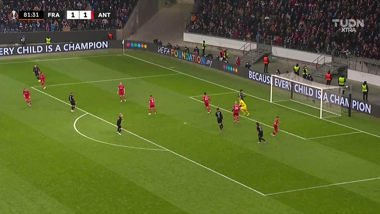 ¡TIRO ATAJADO! disparo por Filip Kostic.