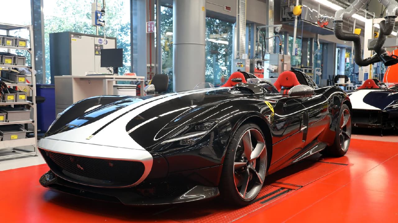 Debido a la fibra de carbono que posee el bólido en su carrocería y al motor V12, puede alcanzar los 300 km/h.